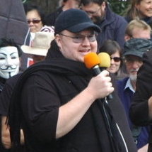 Kim_dotcom_crowd_cropped1 counting money that does not have: millionaires who have lost everything Counting money that does not have: millionaires who have lost everything Kim dotcom crowd cropped1